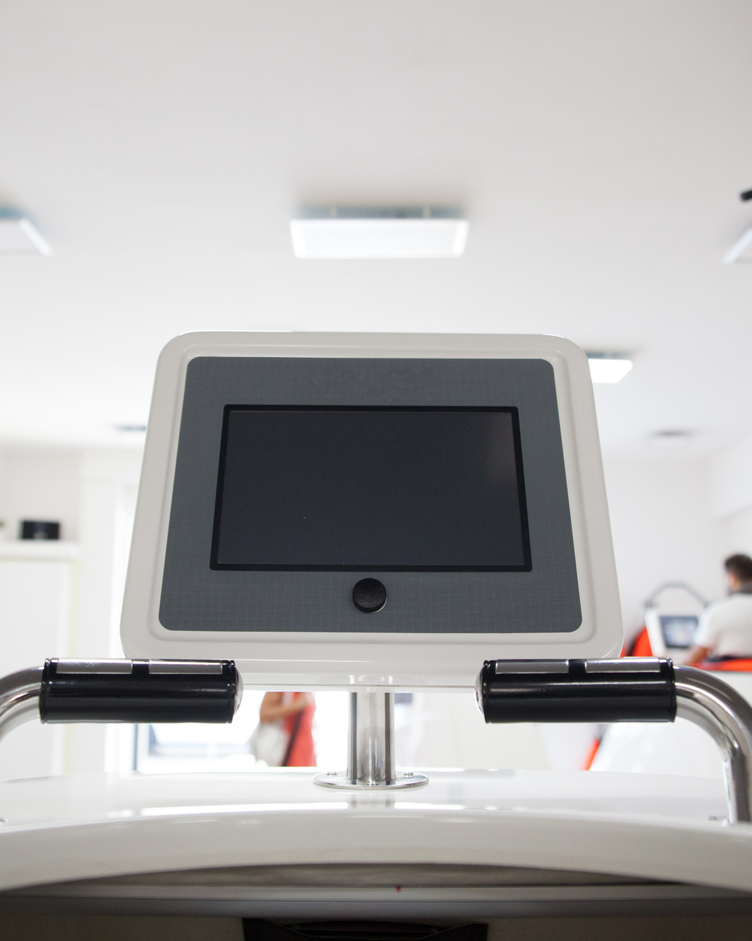 La postazione VacuIT: schermo, maniglie e accesso al dispositivo nello studio NELFE.